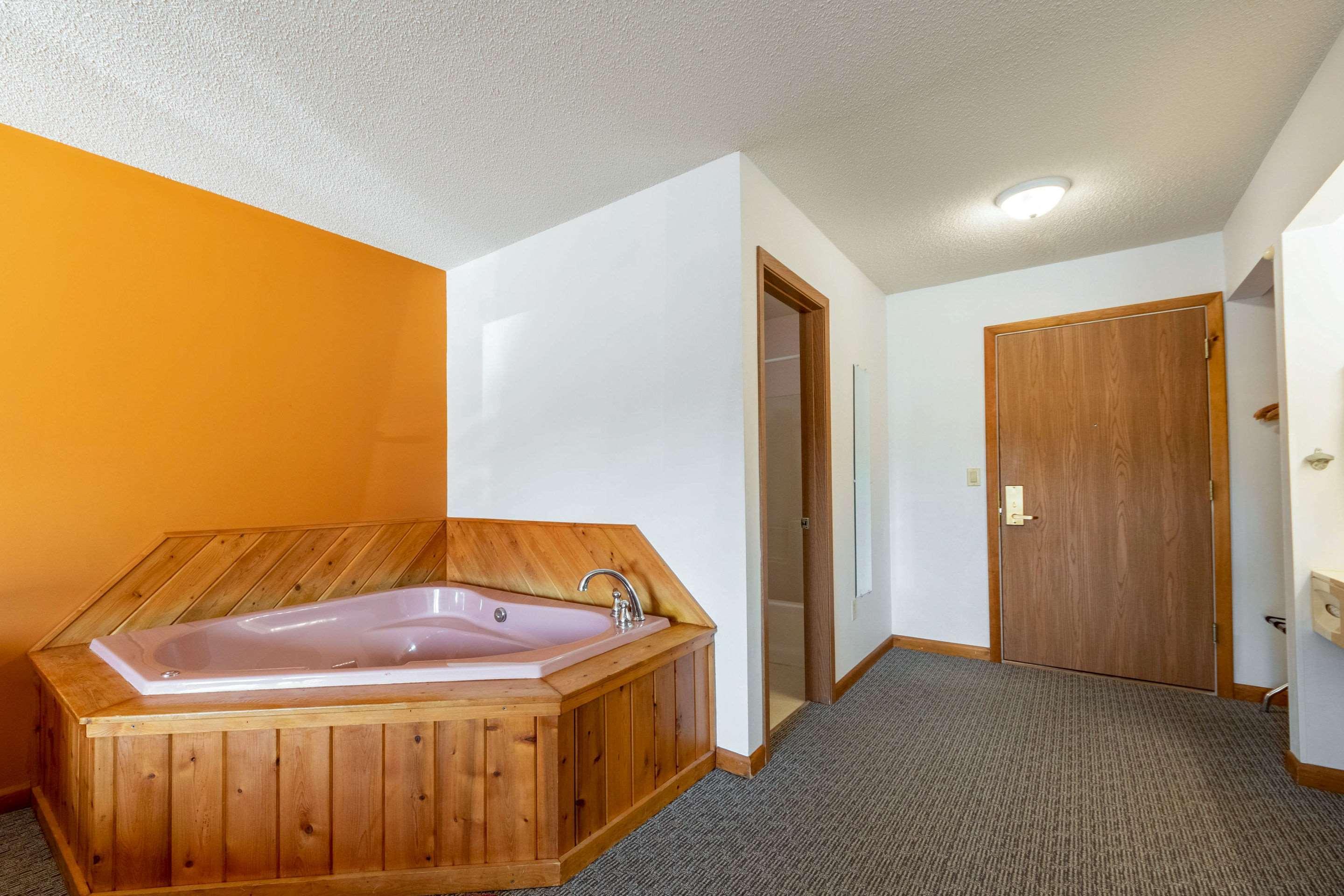 Econo Lodge Lakeshore Манистик Екстериор снимка