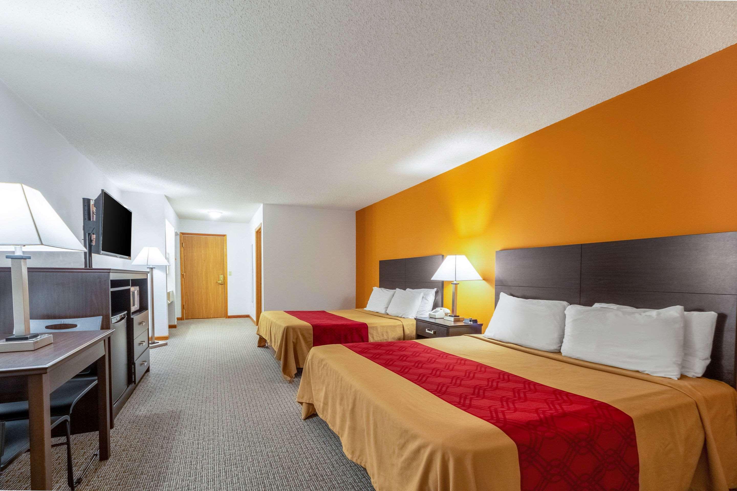 Econo Lodge Lakeshore Манистик Екстериор снимка