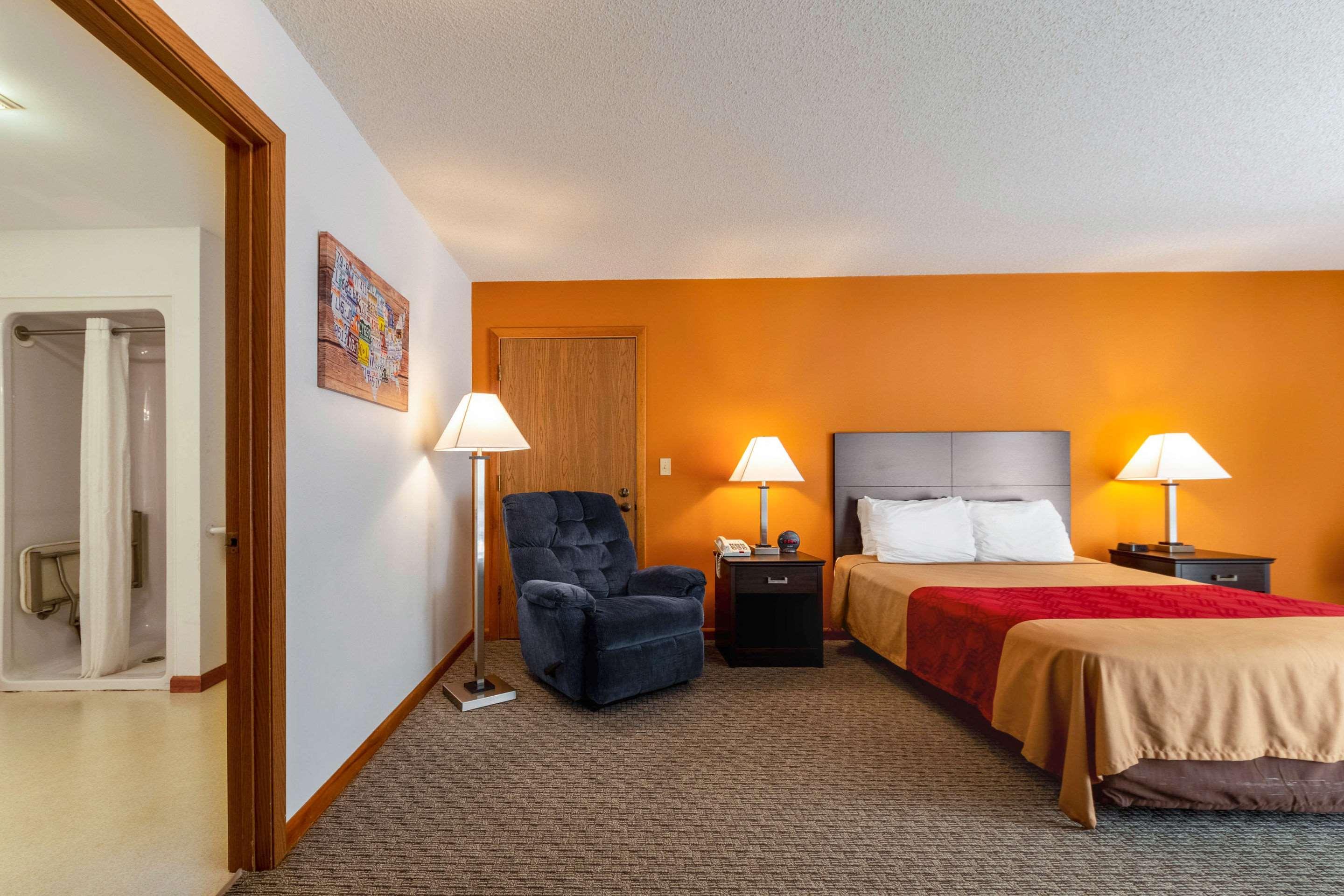 Econo Lodge Lakeshore Манистик Екстериор снимка