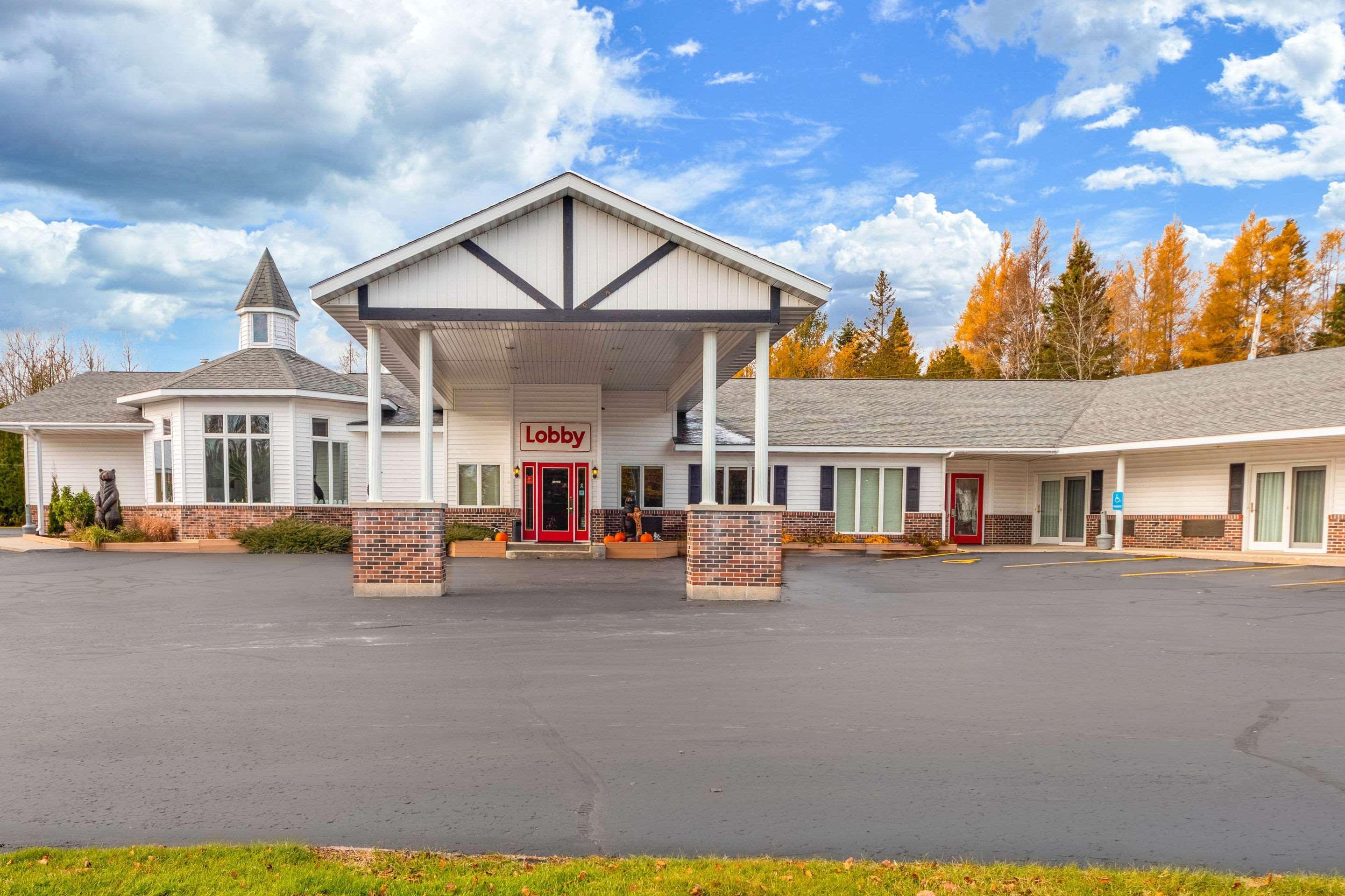 Econo Lodge Lakeshore Манистик Екстериор снимка