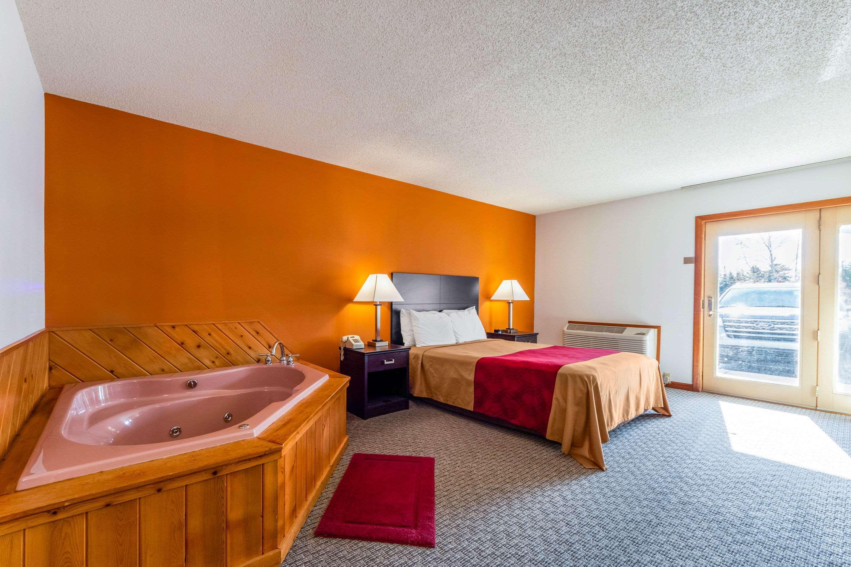 Econo Lodge Lakeshore Манистик Екстериор снимка