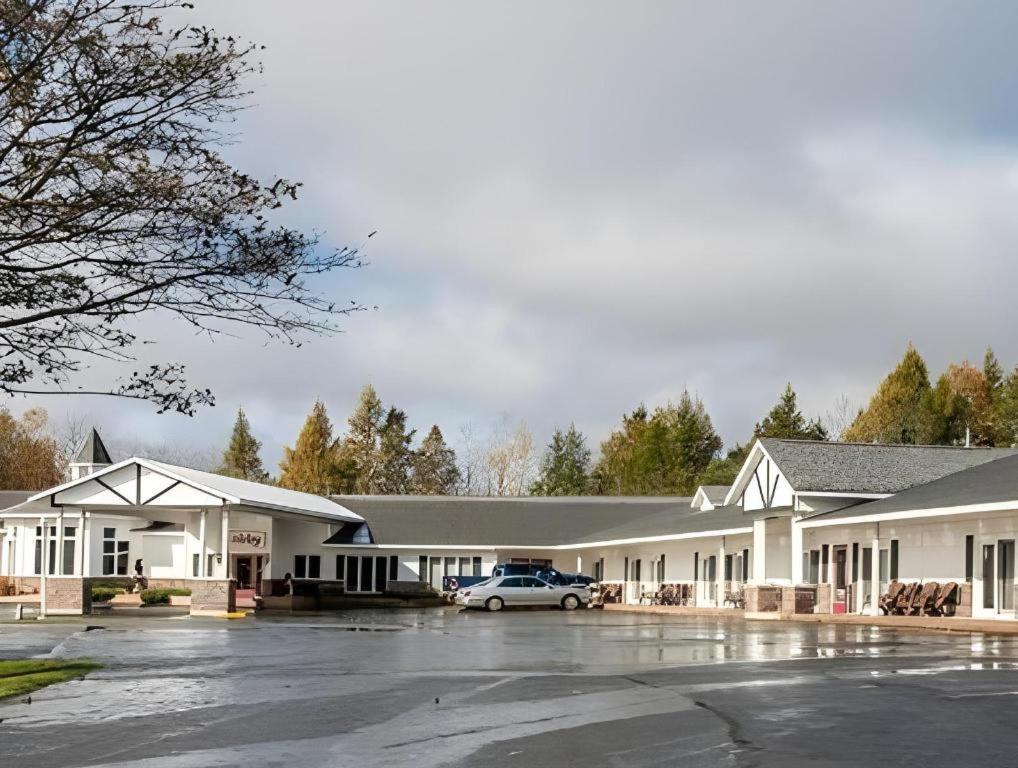 Econo Lodge Lakeshore Манистик Екстериор снимка