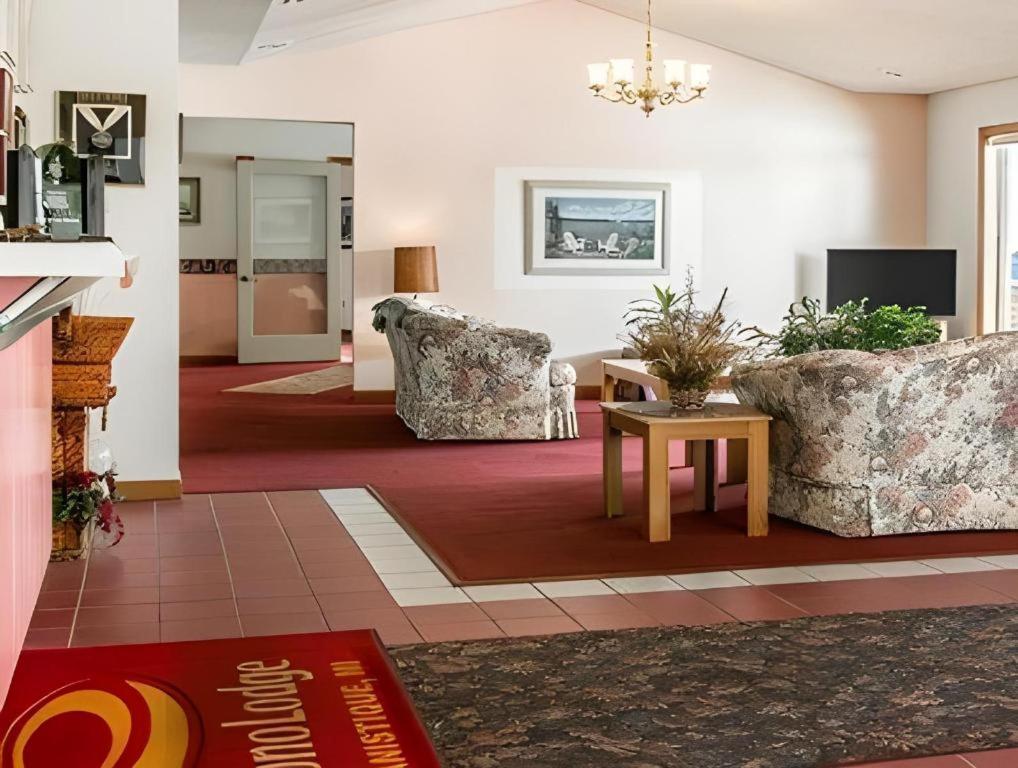 Econo Lodge Lakeshore Манистик Екстериор снимка