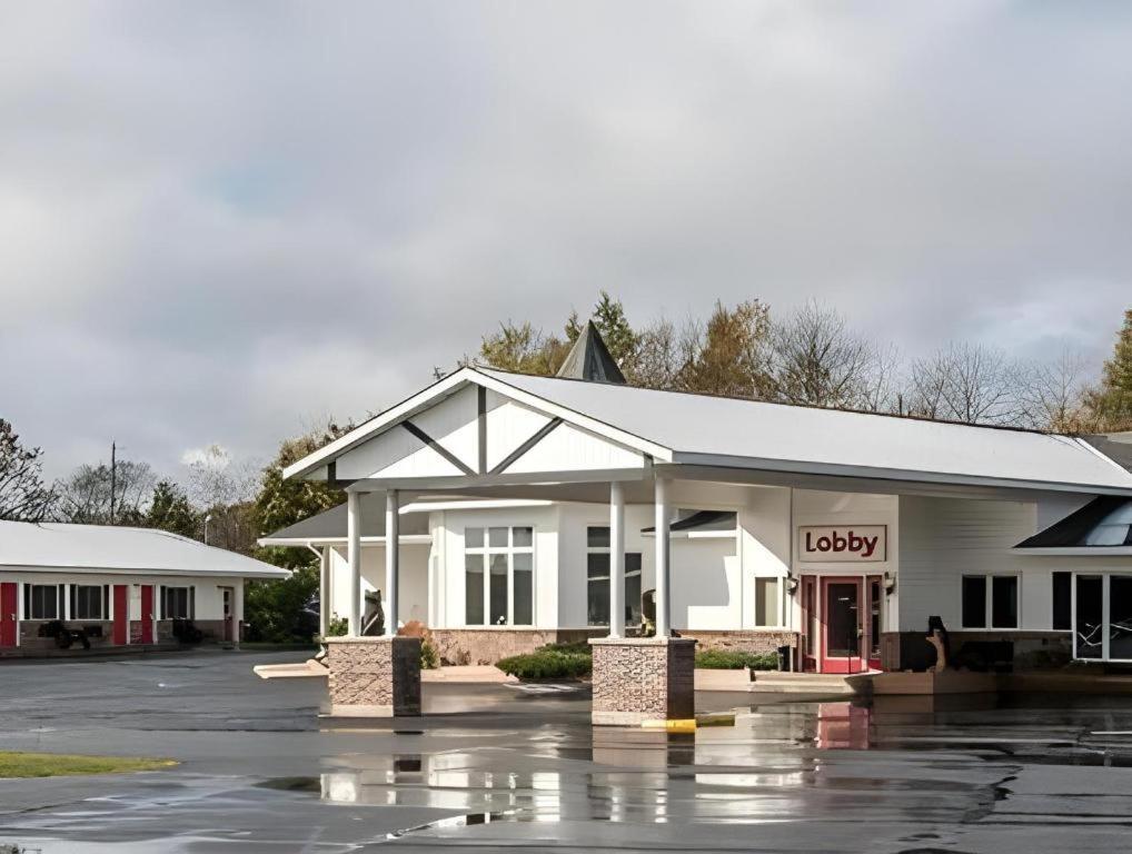 Econo Lodge Lakeshore Манистик Екстериор снимка