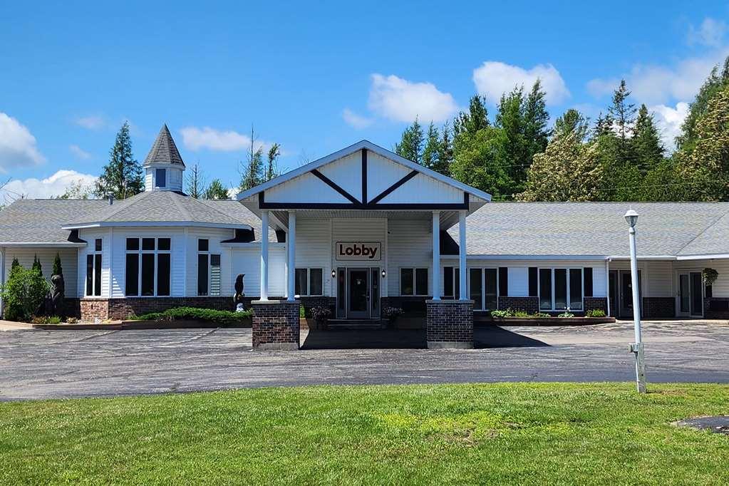 Econo Lodge Lakeshore Манистик Екстериор снимка