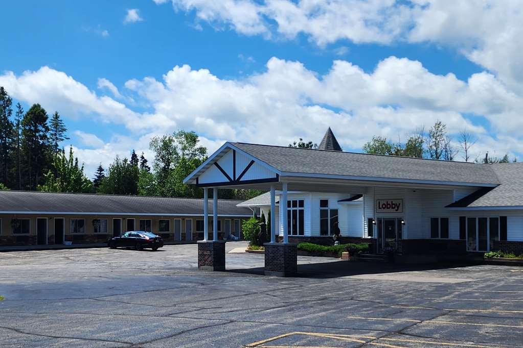 Econo Lodge Lakeshore Манистик Екстериор снимка