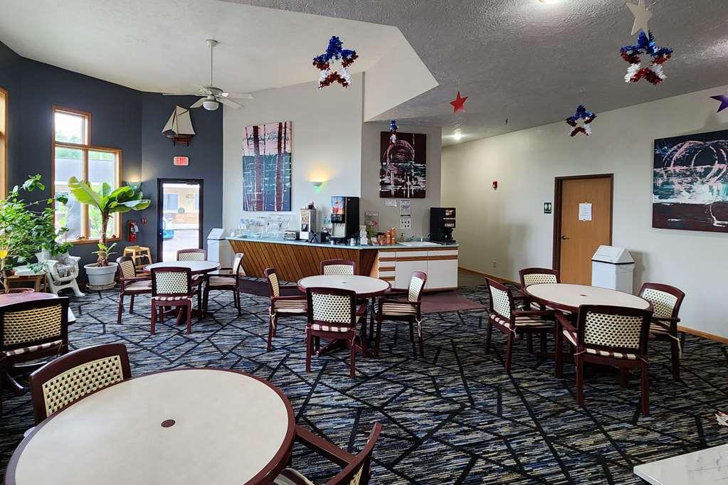 Econo Lodge Lakeshore Манистик Ресторант снимка
