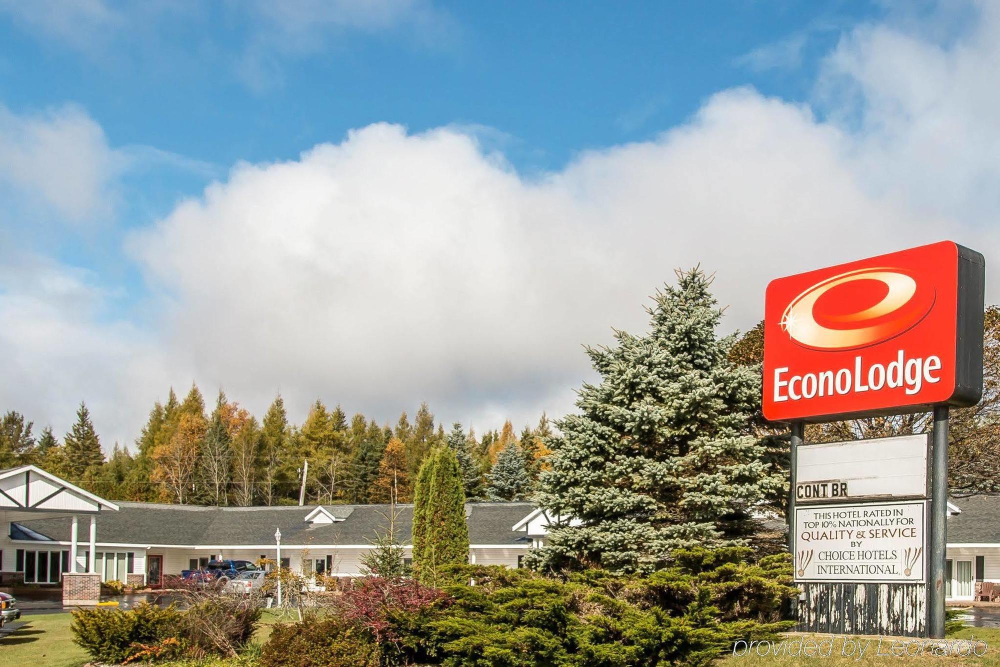 Econo Lodge Lakeshore Манистик Екстериор снимка