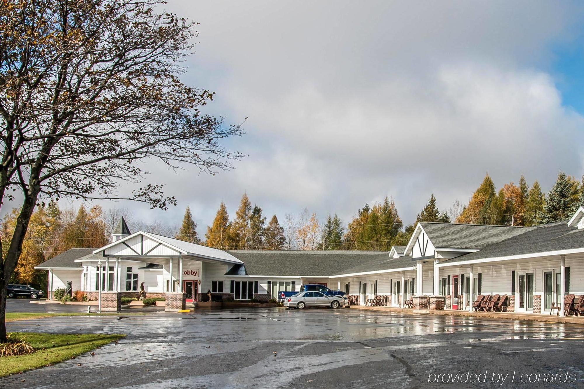 Econo Lodge Lakeshore Манистик Екстериор снимка