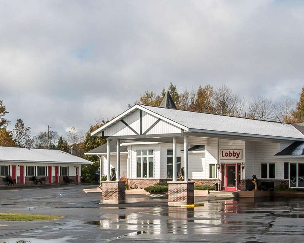 Econo Lodge Lakeshore Манистик Екстериор снимка