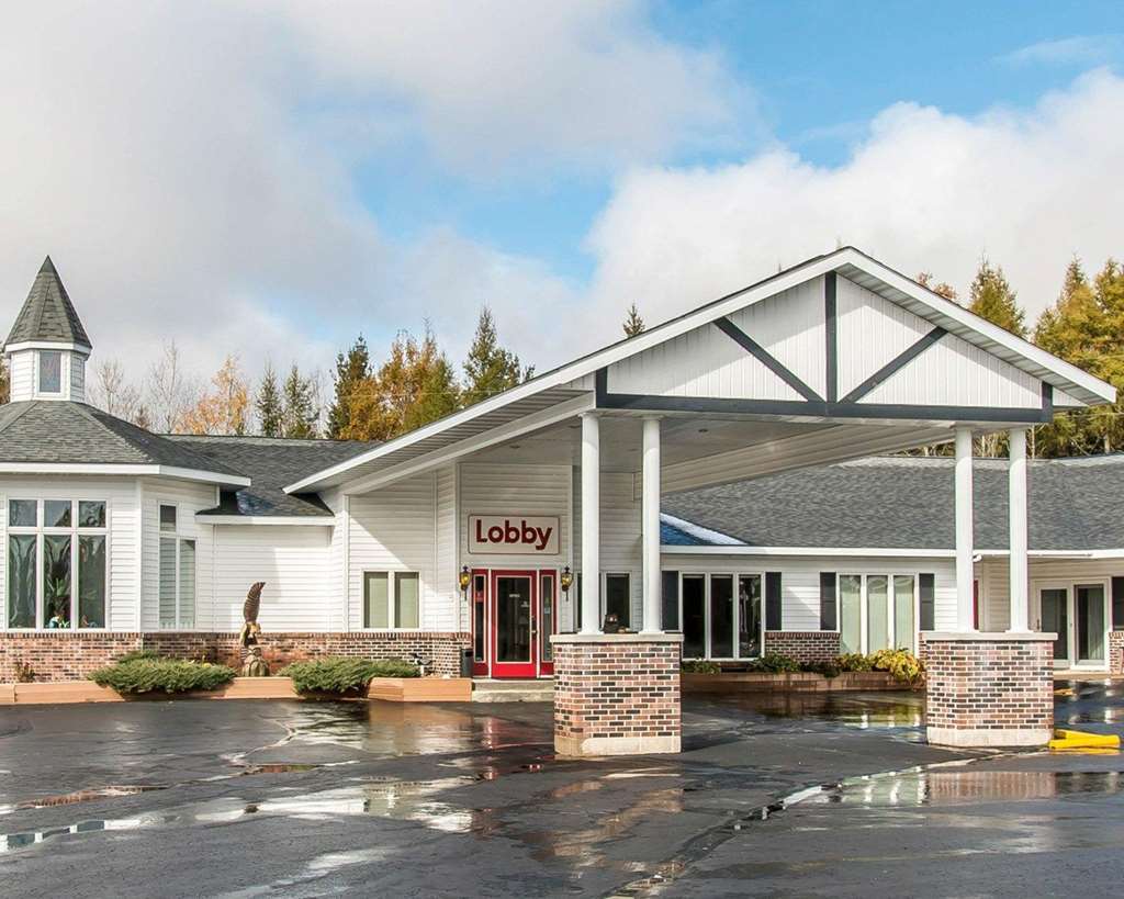 Econo Lodge Lakeshore Манистик Екстериор снимка