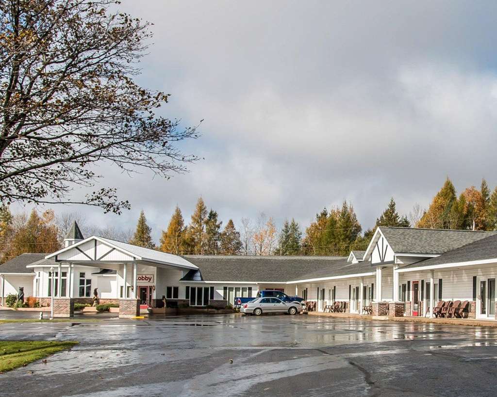 Econo Lodge Lakeshore Манистик Екстериор снимка