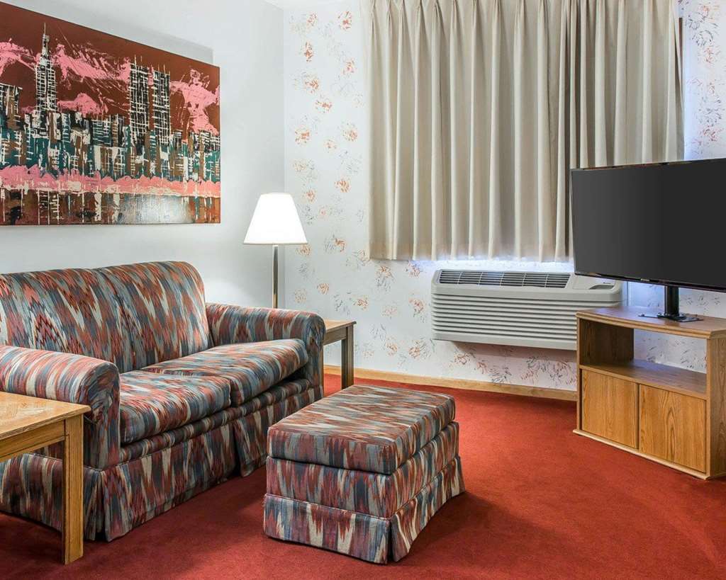 Econo Lodge Lakeshore Манистик Стая снимка